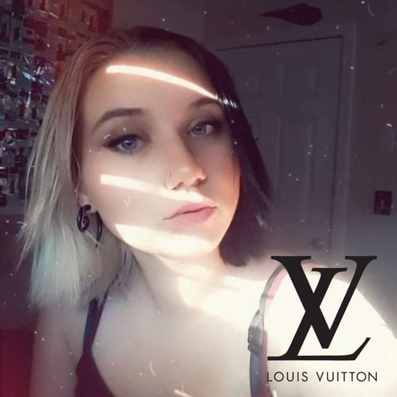 Meet your Posher, Lucia - Picture 1 of 1